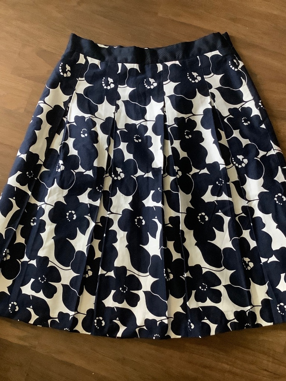 Mario Serrani blue daisy flower skirt.